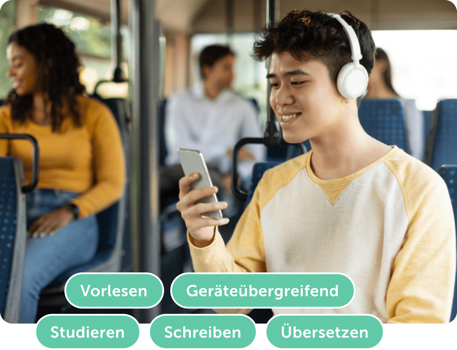 Junger Mann mit Kopfhörern nutzt Smartphone im Bus, konzentriert auf Lesen und Lernen.