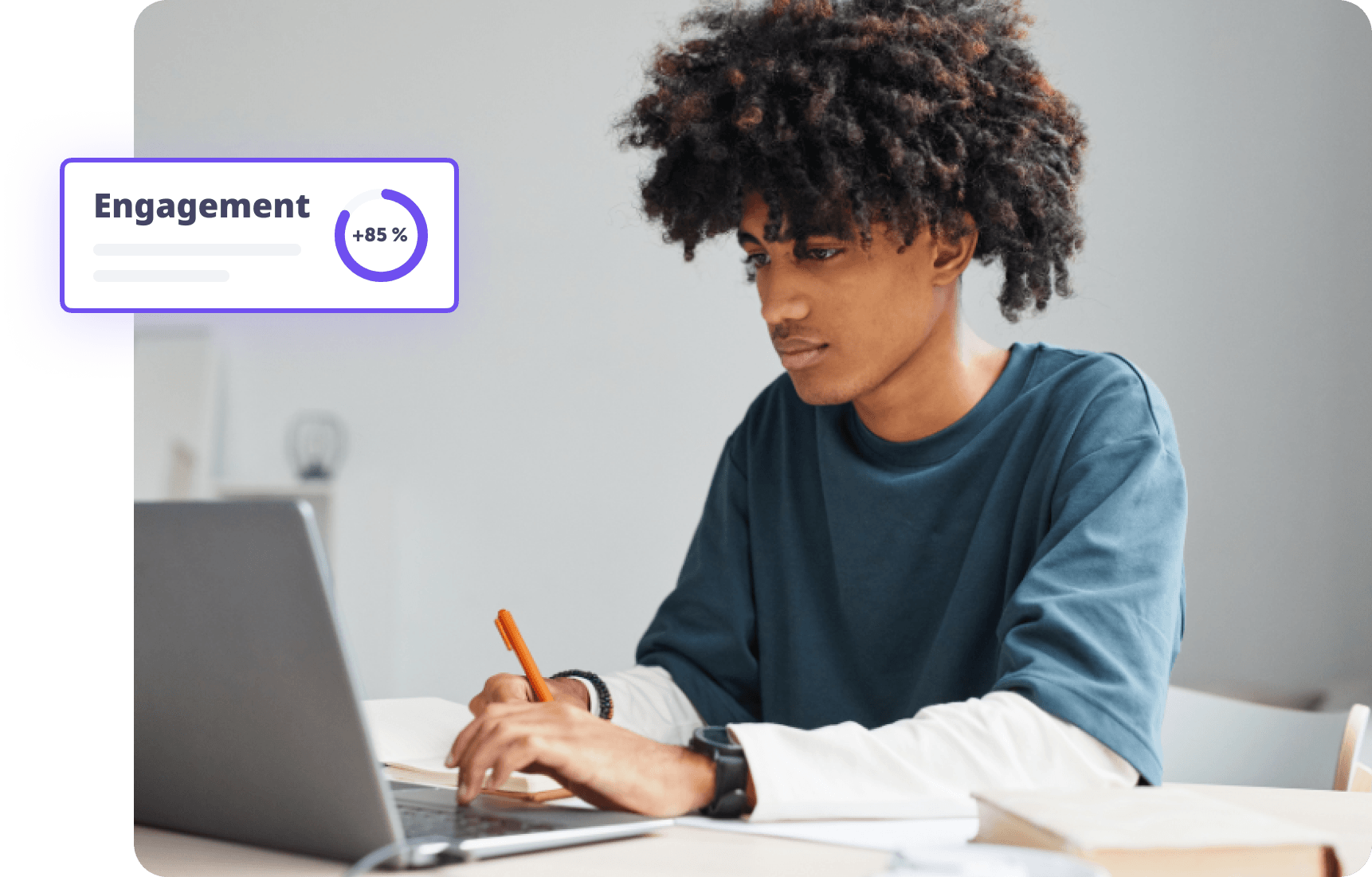 Junger Mann arbeitet am Laptop, Engagement-Daten im Vordergrund sichtbar, kreative Atmosphäre.