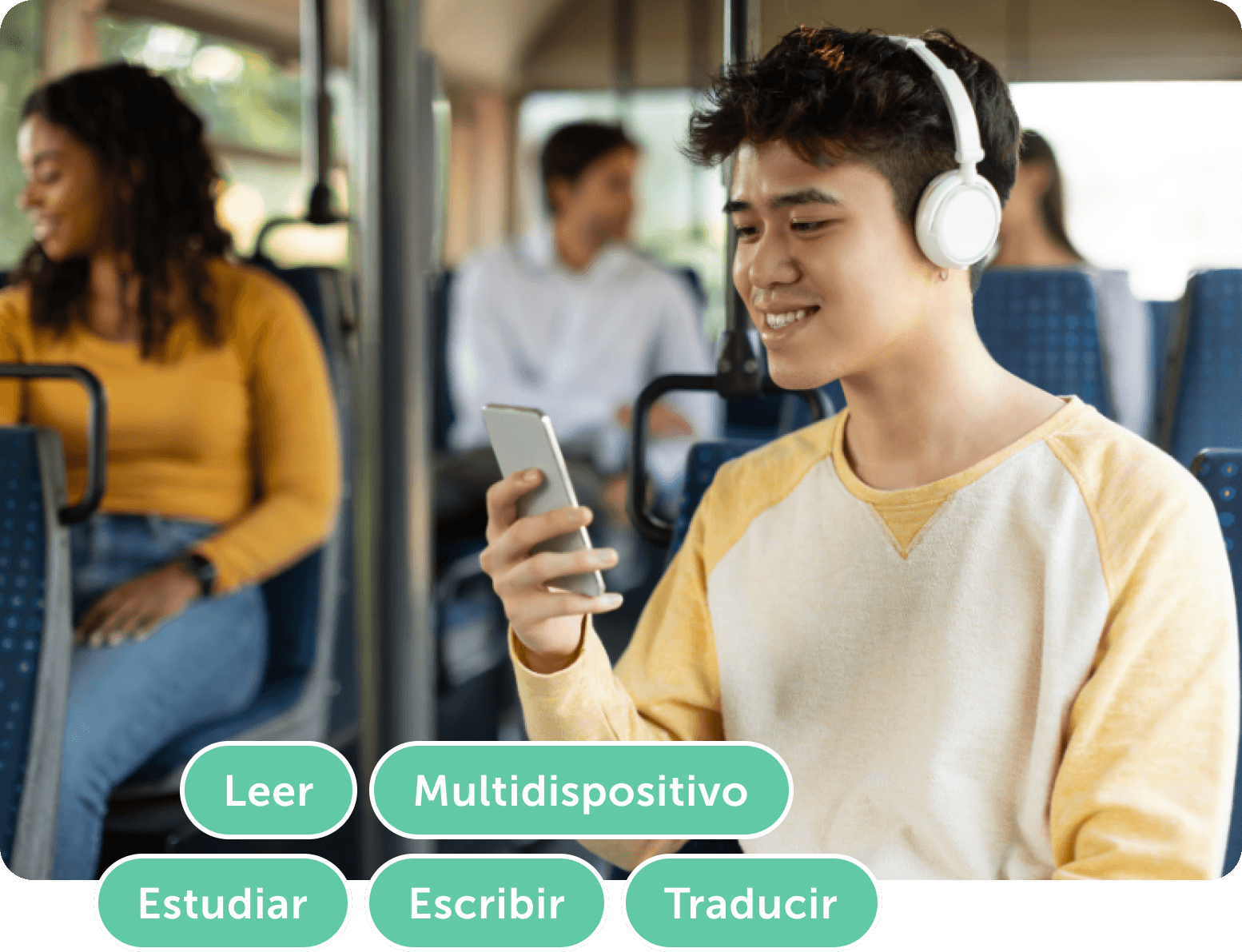 Joven con auriculares usando un smartphone en el autobús, concentrado en leer y estudiar.