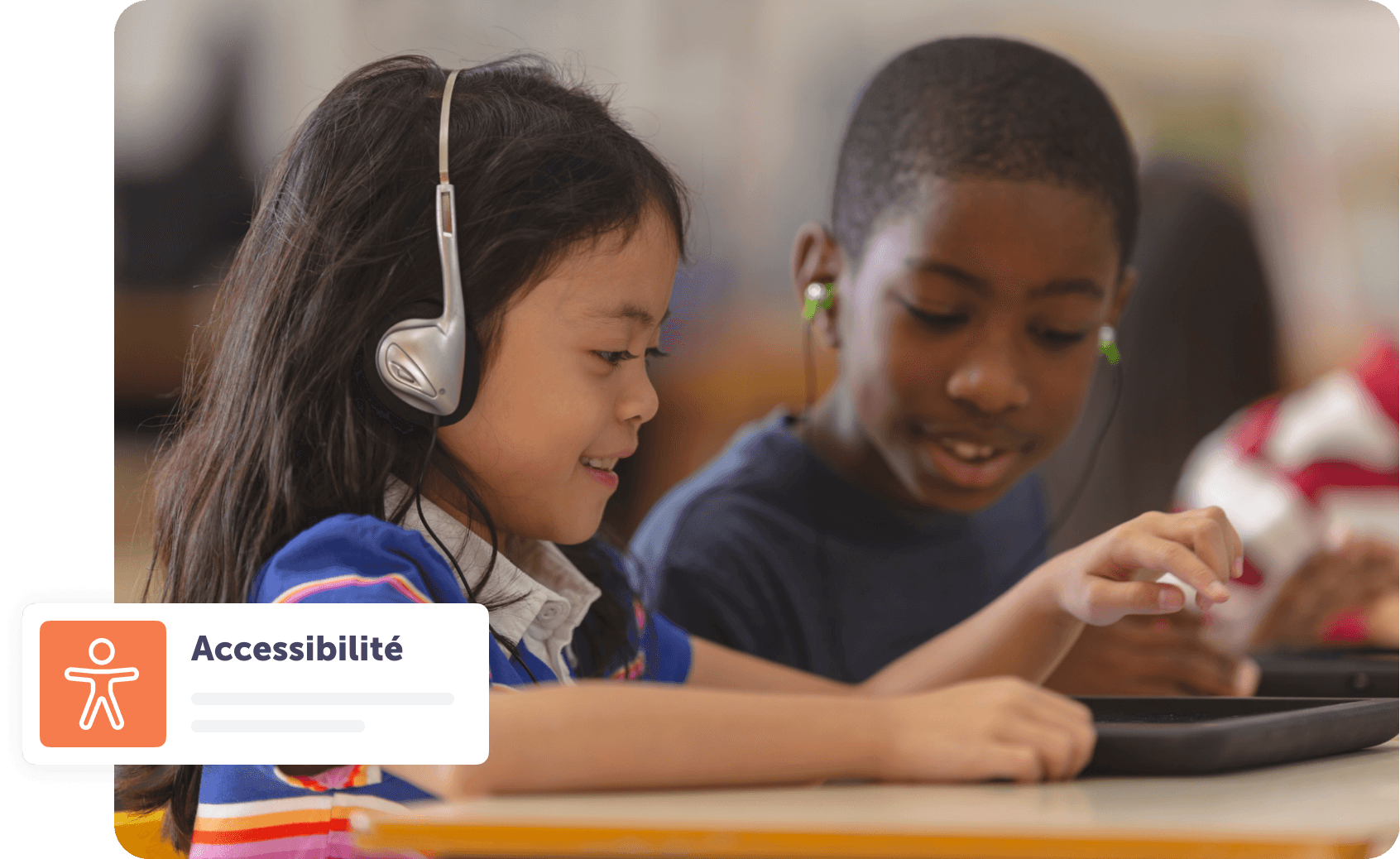 Deux enfants utilisent une tablette en classe.