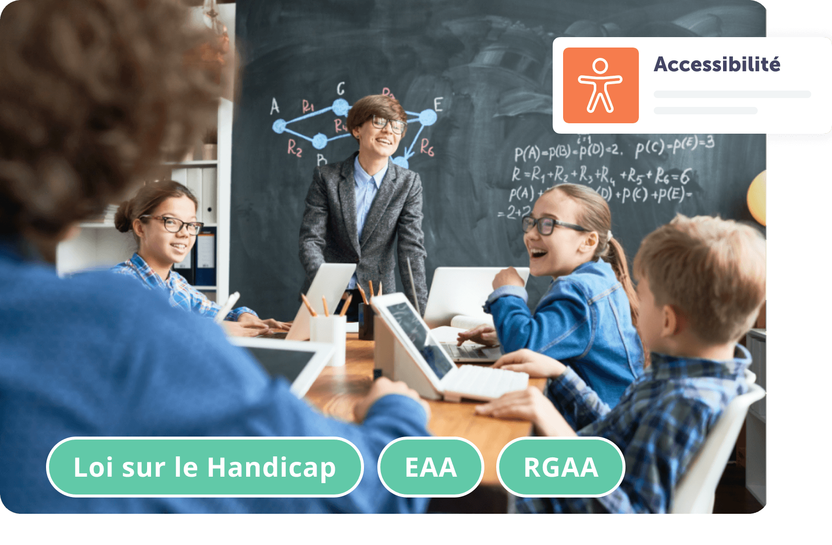 Élèves attentifs en classe avec un enseignant, affichage sur l'accessibilité et les lois.
