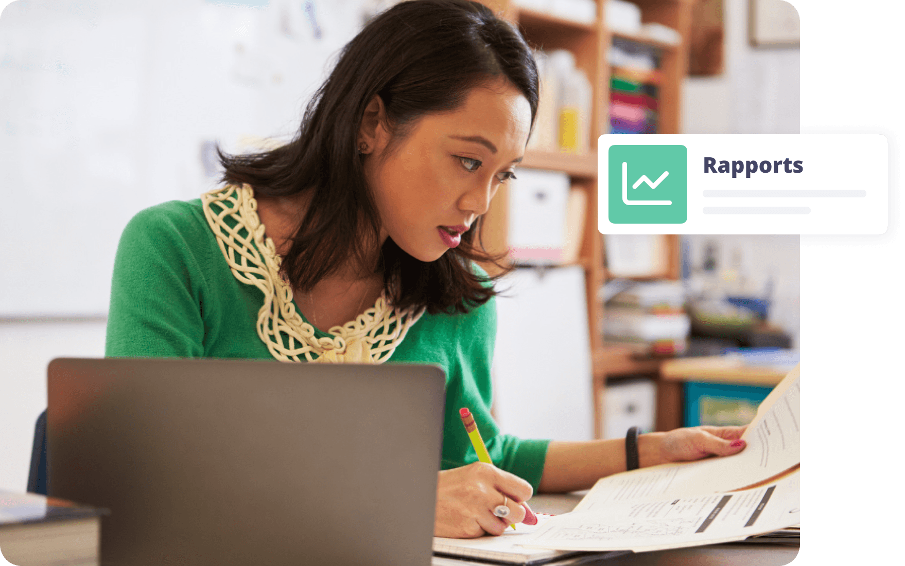 Femme absorbée par son travail, prenant des notes sur des rapports à son bureau.