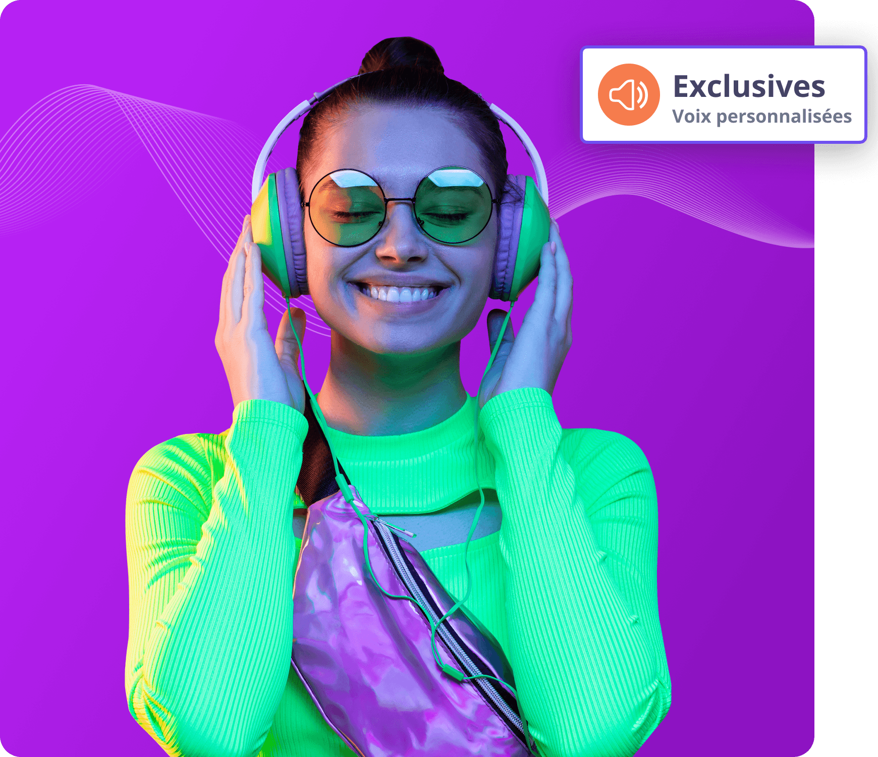Femme souriante portant des écouteurs sur fond violet.