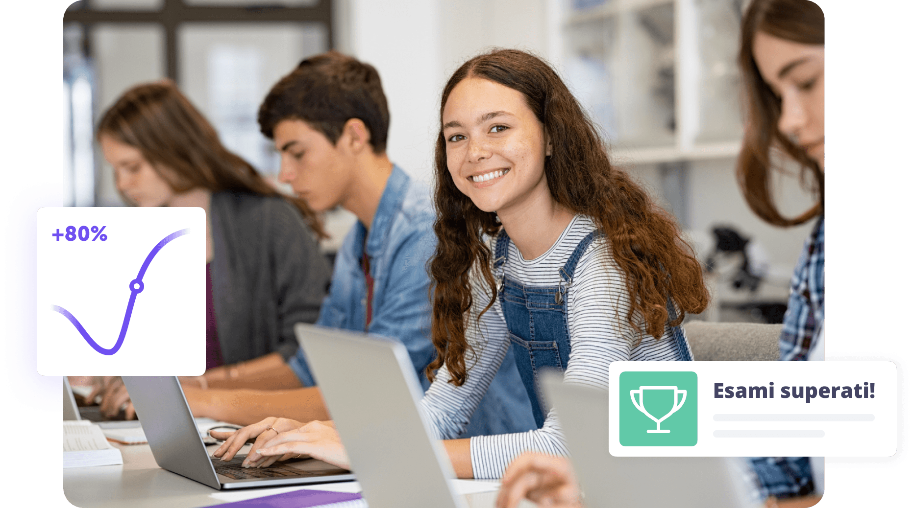 Studente sorridente in aula con laptop, grafico e messaggio di successo degli esami.