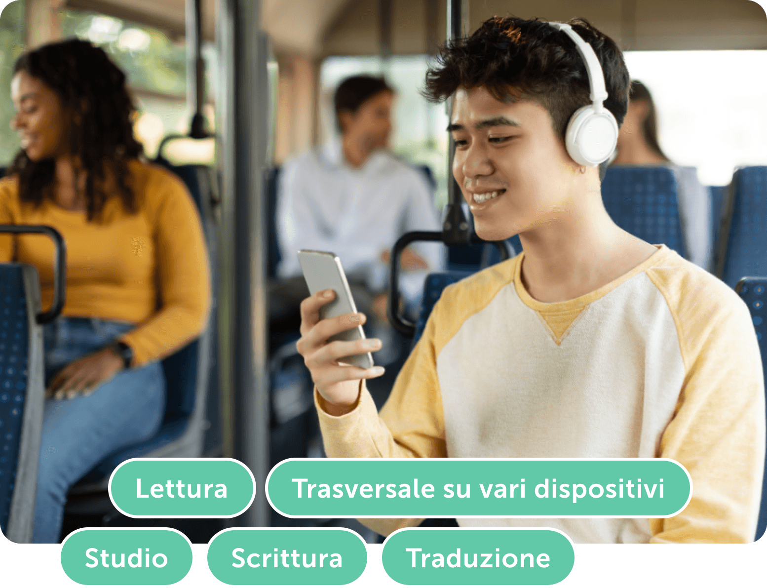 Giovane con cuffie usa smartphone per studiare in autobus, circondato da altri passeggeri.