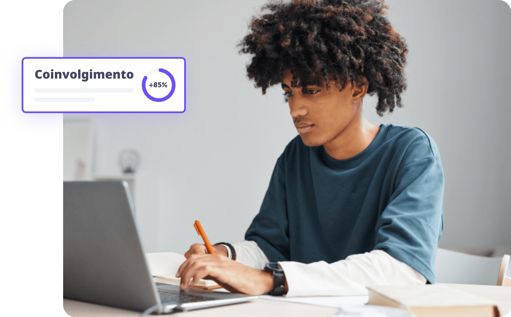 Studente concentrato che lavora al computer con grafico di coinvolgimento del 85%.