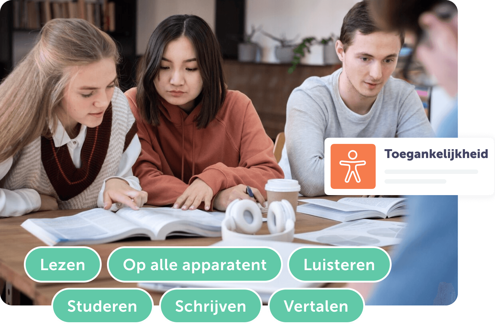 Drie studenten studeren samen met boeken en digitale hulpmiddelen op een houten tafel.