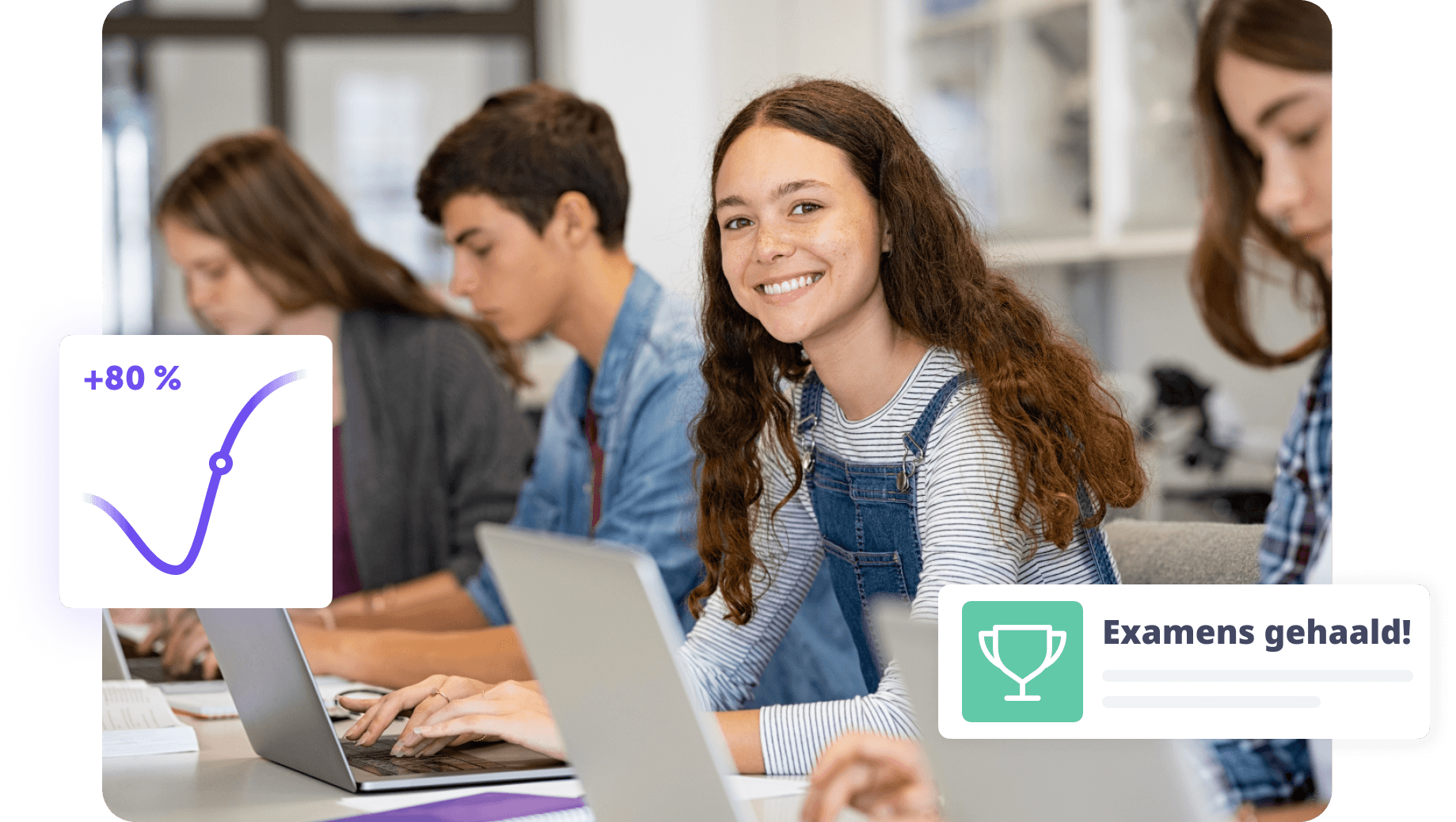 Blije student met laptop, omringd door medestudenten, met grafiek en examenresultaat.