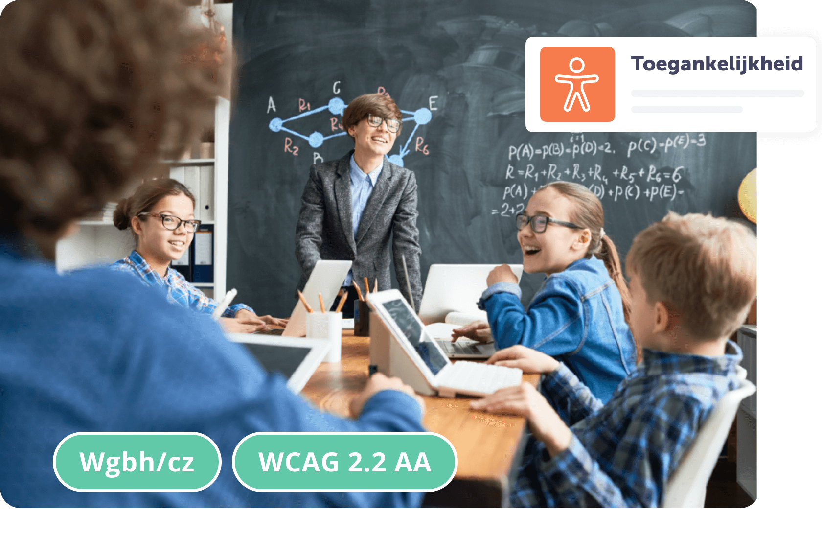 Leerlingen in een klaslokaal luisteren naar een leraar met wiskundige formules op het bord.
