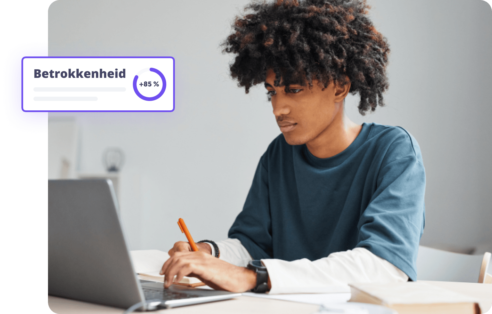 Jongen met krullend haar werkt geconcentreerd op laptop met zichtbare betrokkenheidsscore.