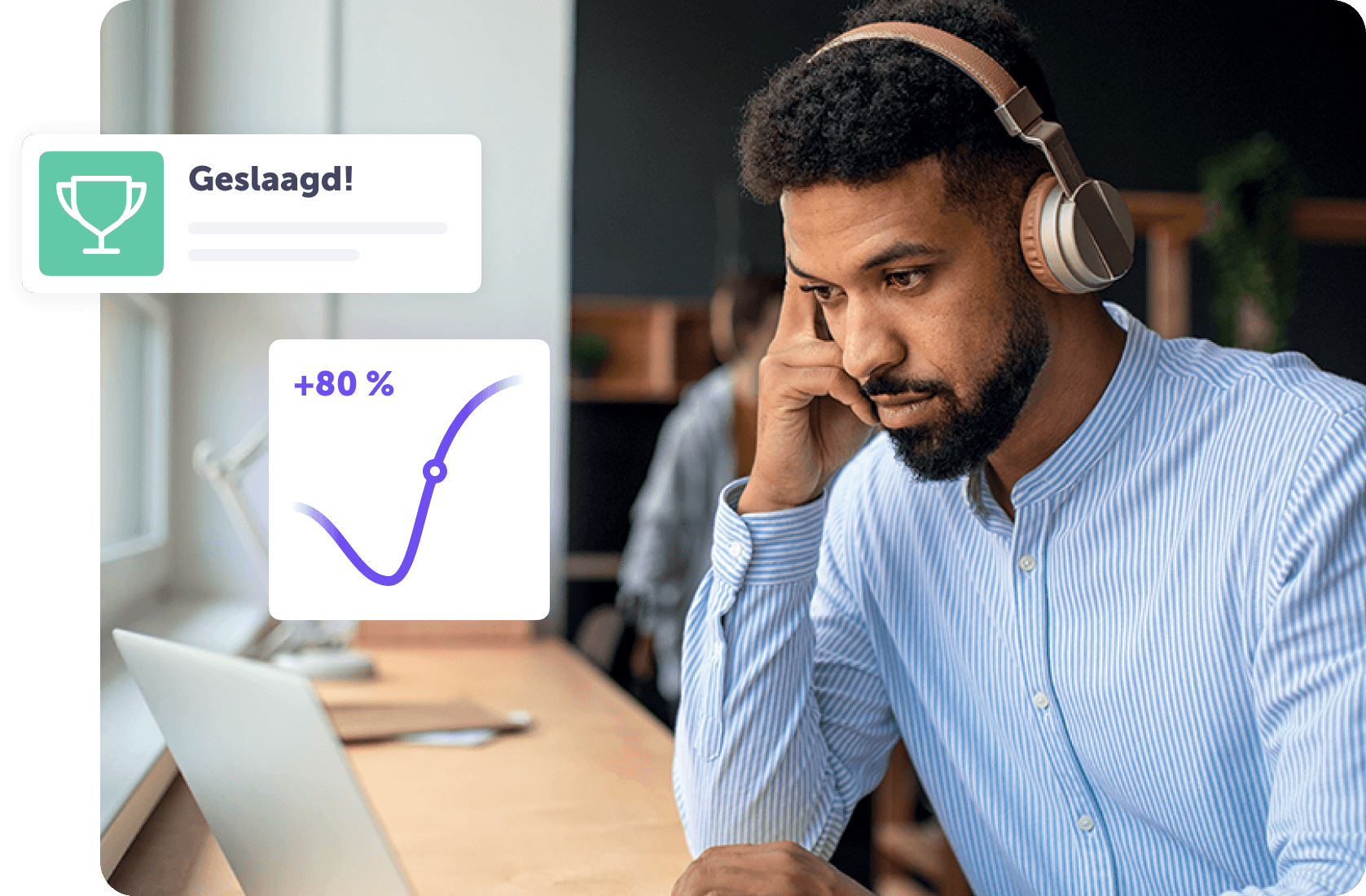 Man met hoofdtelefoon die naar een laptop kijkt, met grafiek en 'Geslaagd!' melding.