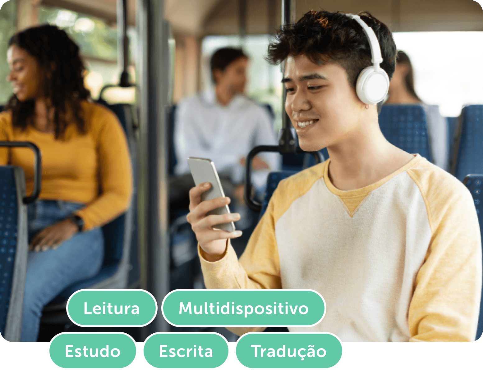 Jovem sorridente com fones de ouvido usando smartphone em transporte público, focado na leitura.