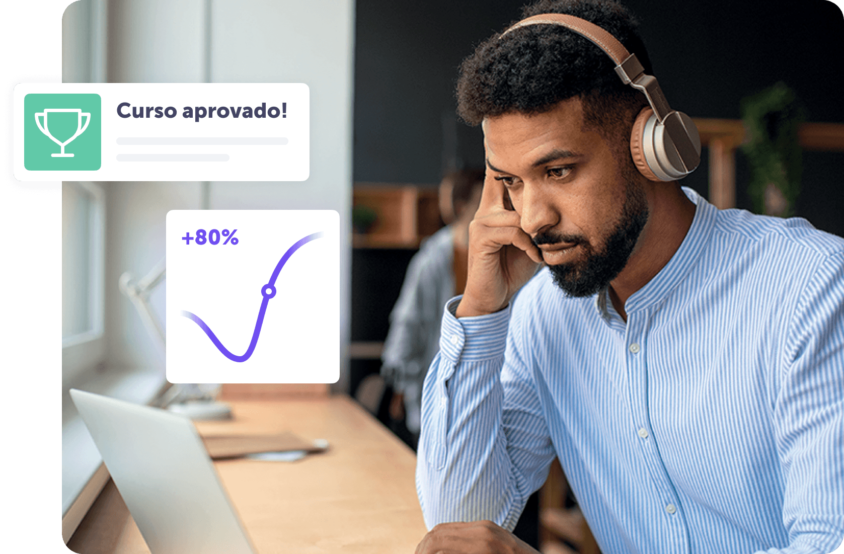 Homem com fones de ouvido analisando resultados de curso em laptop em ambiente de trabalho.
