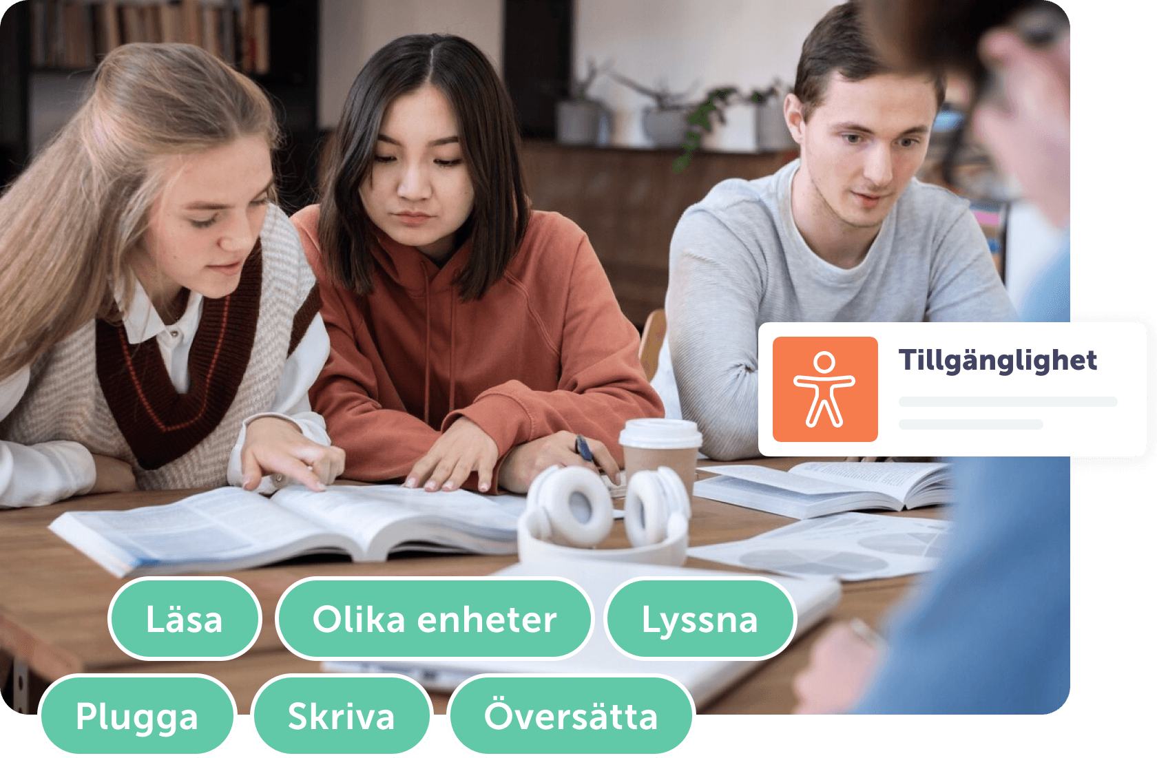 Tre studenter samarbetar vid ett bord, omgivna av böcker och anteckningar.