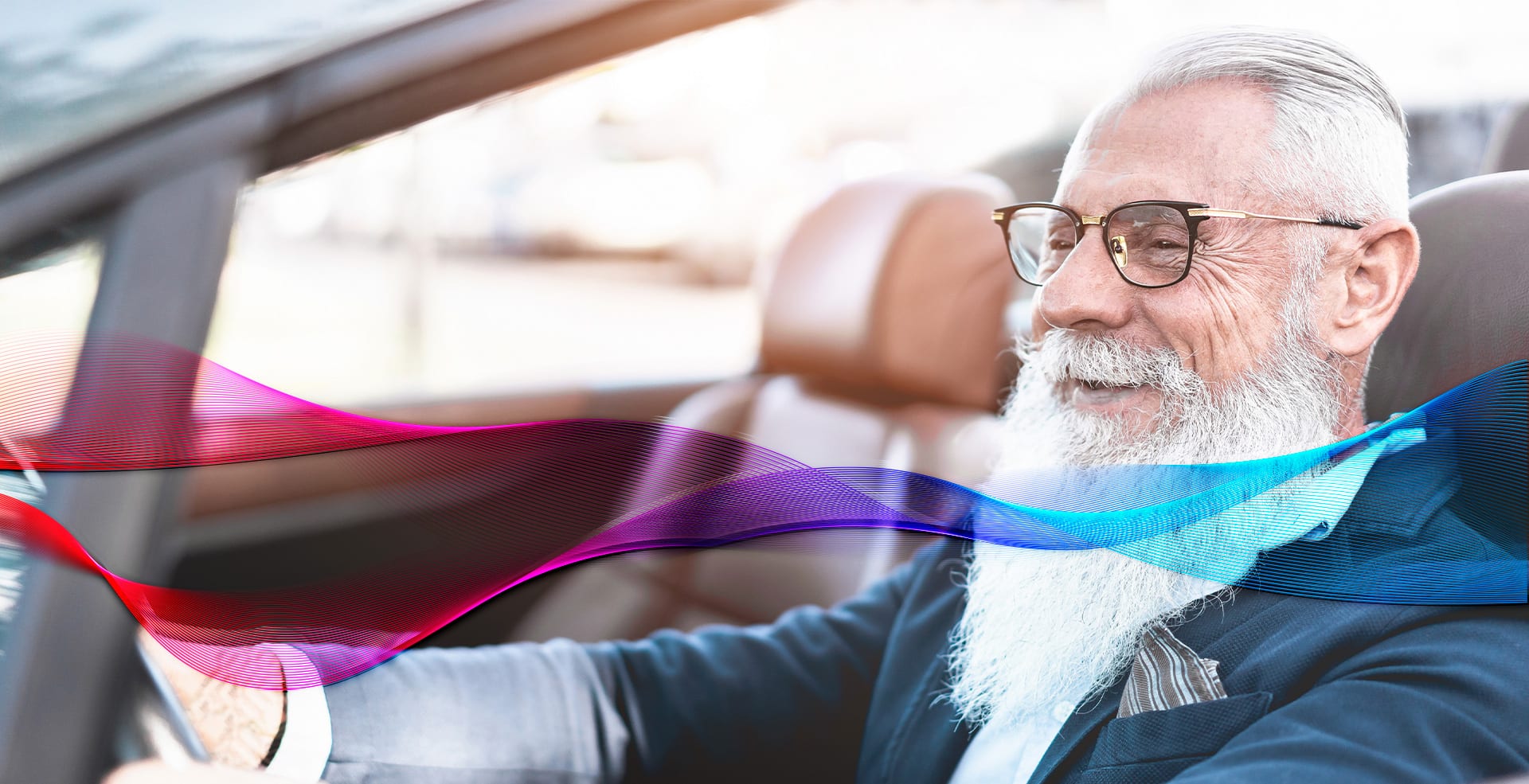 Un vecchio guida un'auto