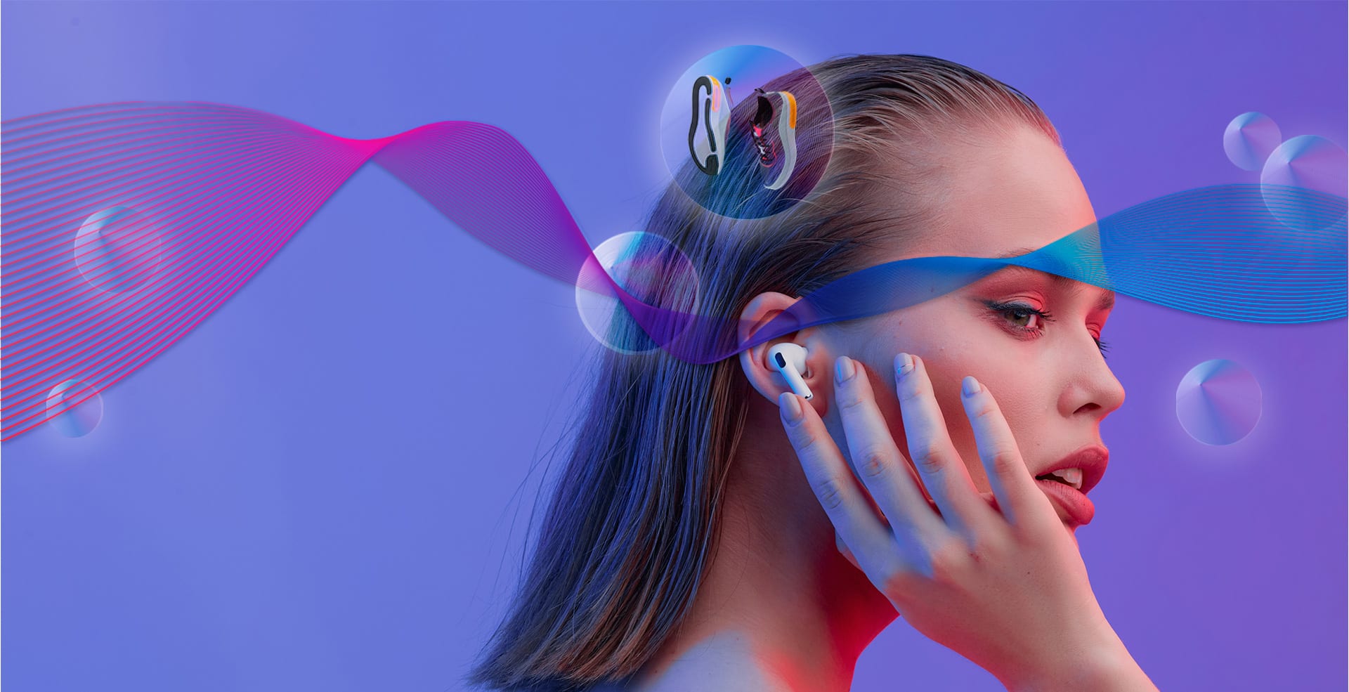 Una donna ascolta la musica con le cuffie