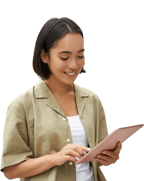 Jonge vrouw glimlachend met tablet.