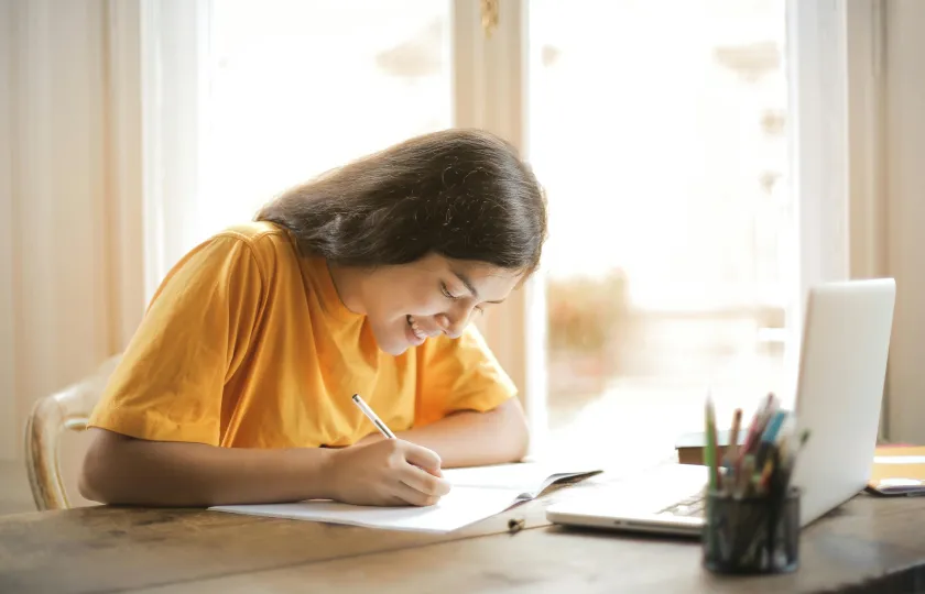 Un étudiant utilise ReadSpeaker et les vérificateurs d'accessibilité pour une expérience d'apprentissage optimale
