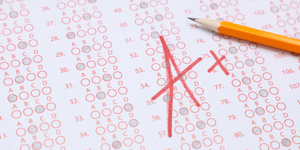 Une feuille de réponses d'un examen à choix multiples, avec un grand A+ écrit à la main à l'encre rouge sur le devant.