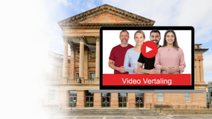 Laptop met een videovertalingsdienst waarop vier glimlachende professionals en een afspeelknop te zien zijn, tegen de achtergrond van een neoklassiek gebouw met zuilen.